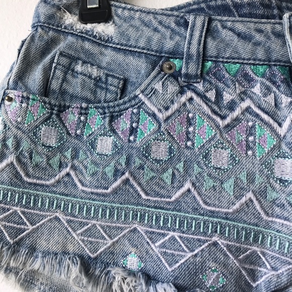 H&M very short embroidered jean shorts - Picture 2 of 4